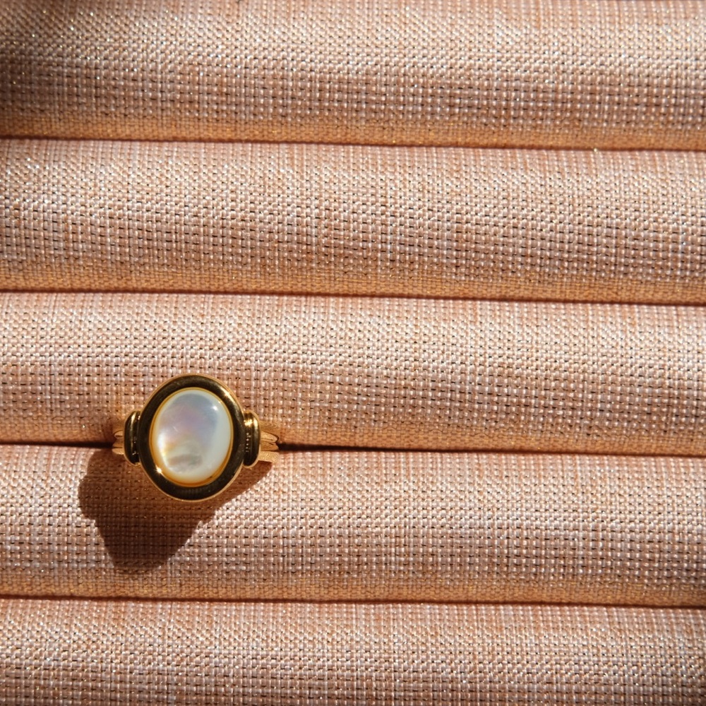 18K Gold Plated Mother of pearl tag Ring - Picture 4 of 9